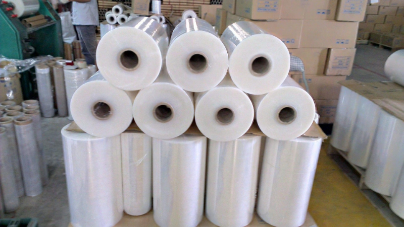 Màng chít quấn pallet dạng quấn máy