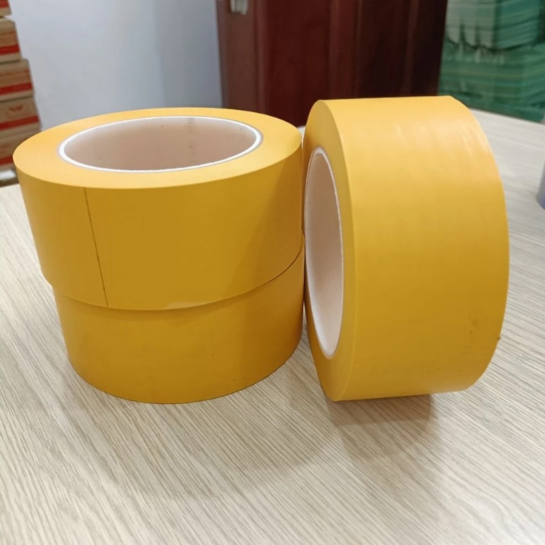 Thông tin băng dính dán nền màu vàng